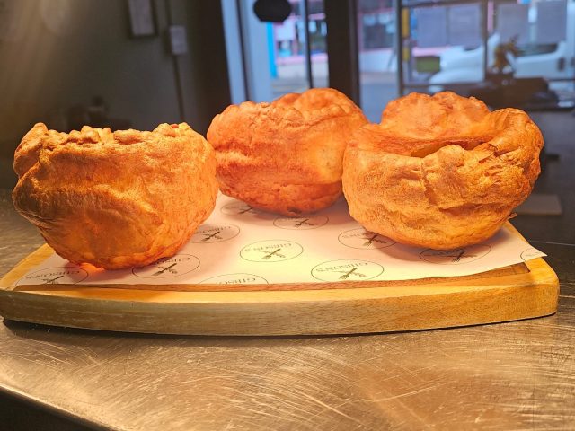 The Sunday Roast!
Our chef’s are passionate about the Yorkshire pudding.
What’s your favourite?….#gibsons #sundaylunch #yorkshirepudding